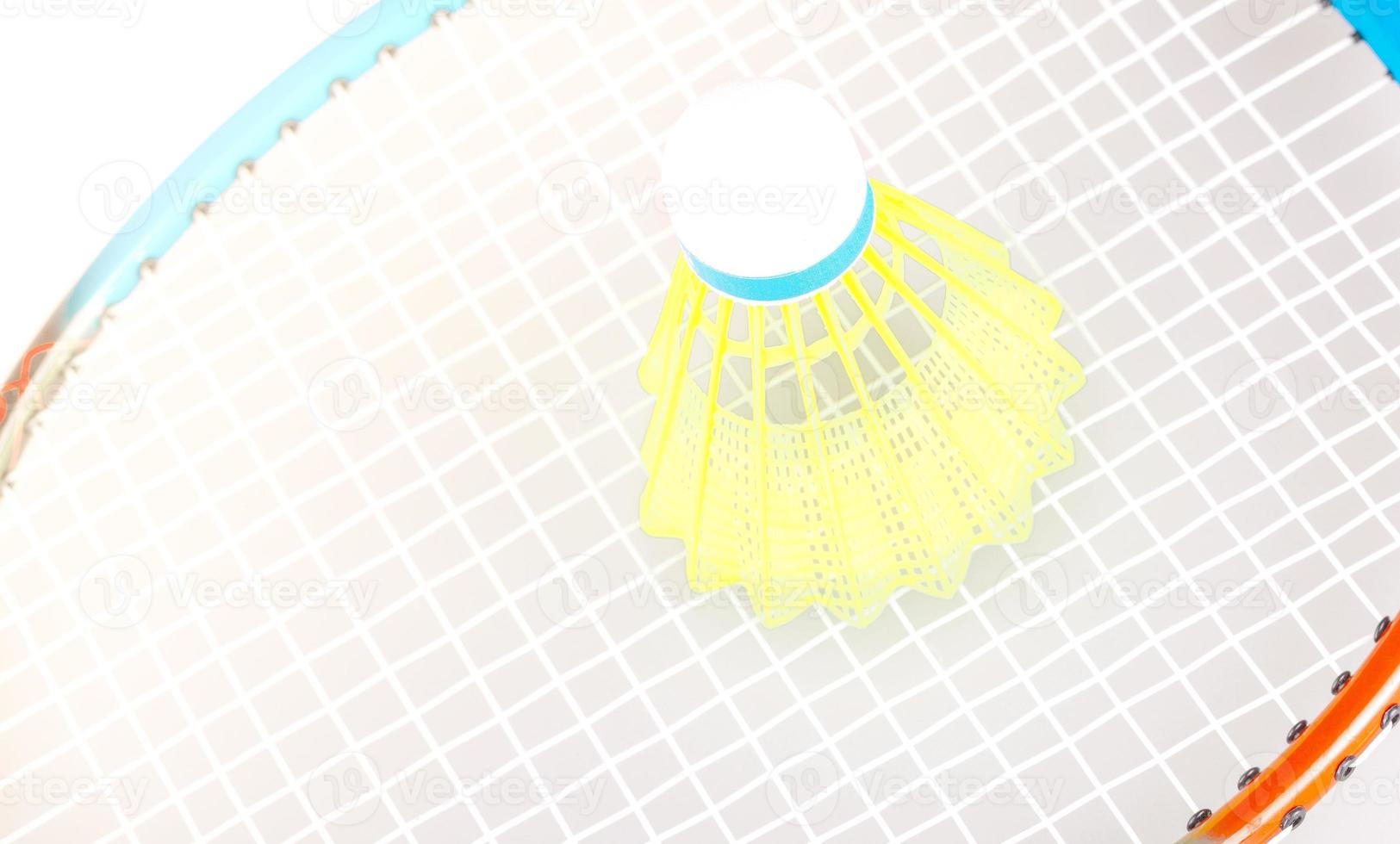 le volant sur la raquette de badminton libre photo