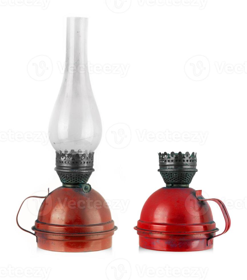 Vieille lampe rouge kérosène isolé sur fond blanc photo