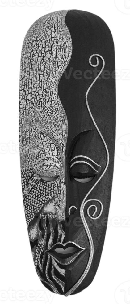 le masque en bois africain sculpté sur fond blanc photo