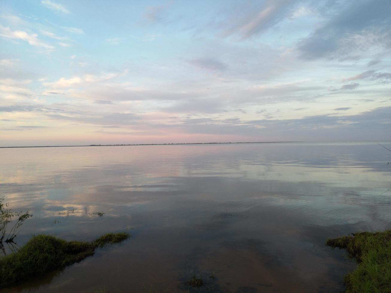 le coucher du soleil. ciel du soir le soir sur le lac photo