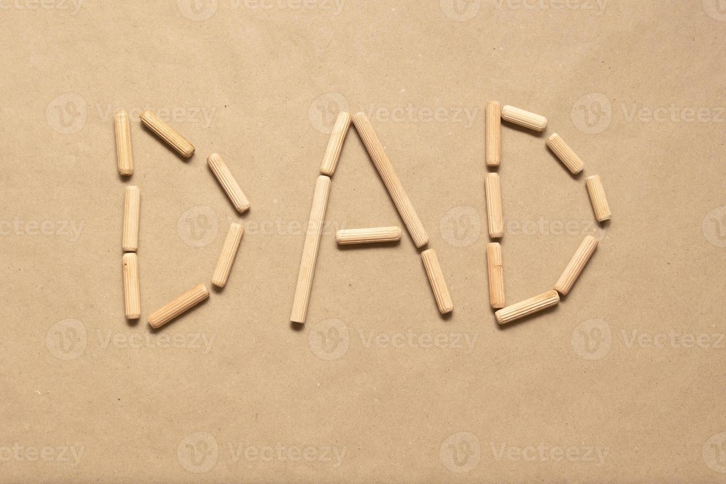 concept de fête des pères heureux - textes de papa avec cheville en bois photo