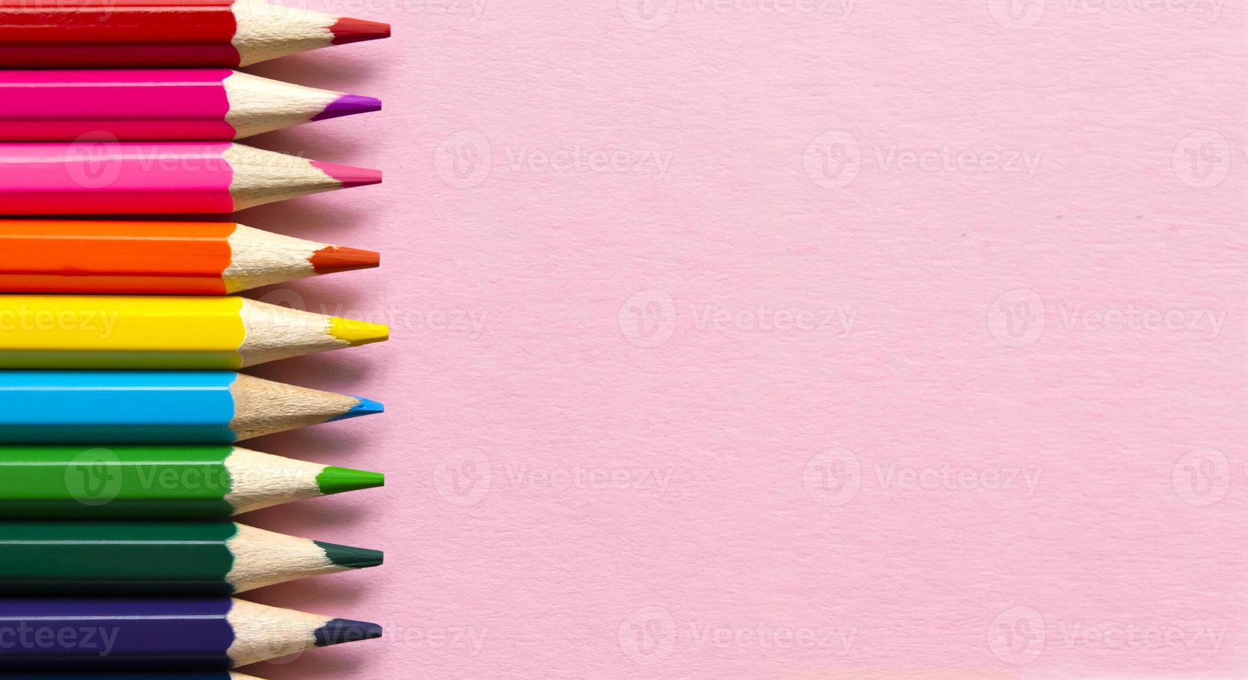 fond de crayons de couleur. fond abstrait de crayon multicolore. photo