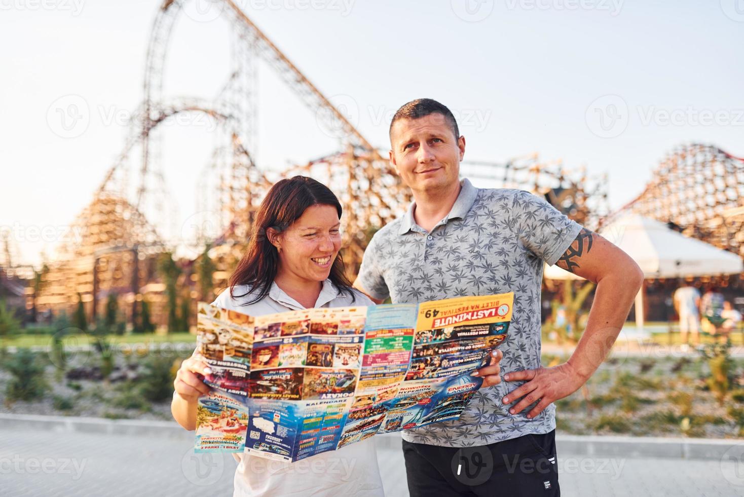 couple perdu dans un parc d'attractions photo