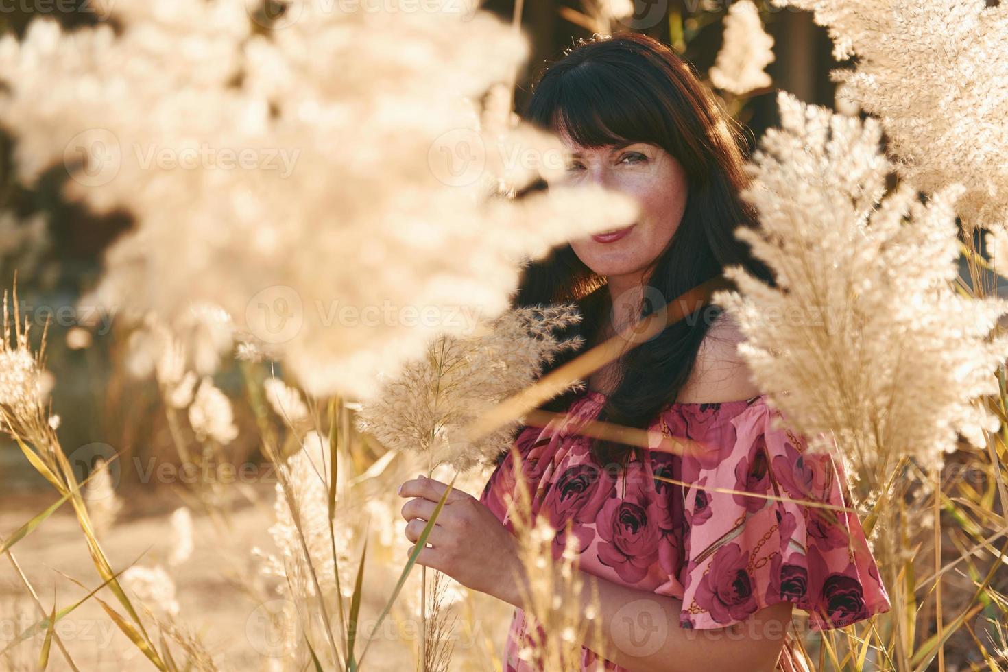 femme posant devant un jardin photo