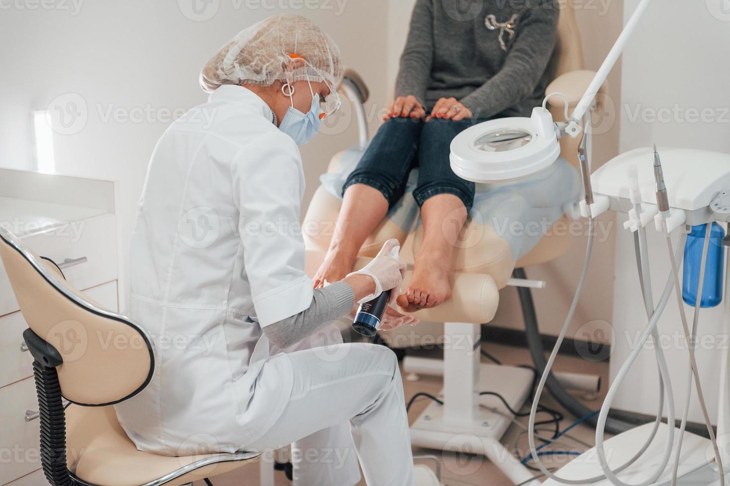 traitement des pieds pour la podologie. conception des soins de santé photo