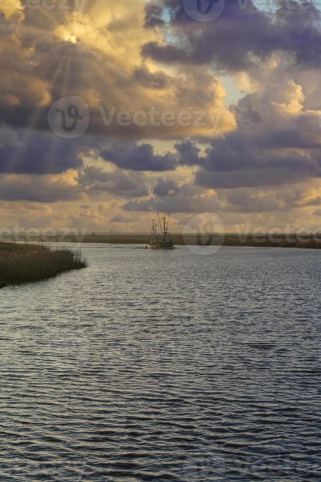 Bateau de crevette de retour,greetsiel,mer du Nord, Frise orientale, Allemagne photo