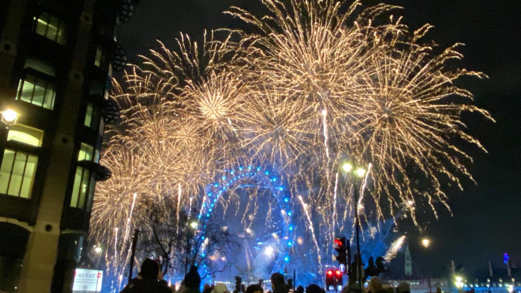 une vue sur les feux d'artifice du nouvel an à londres photo