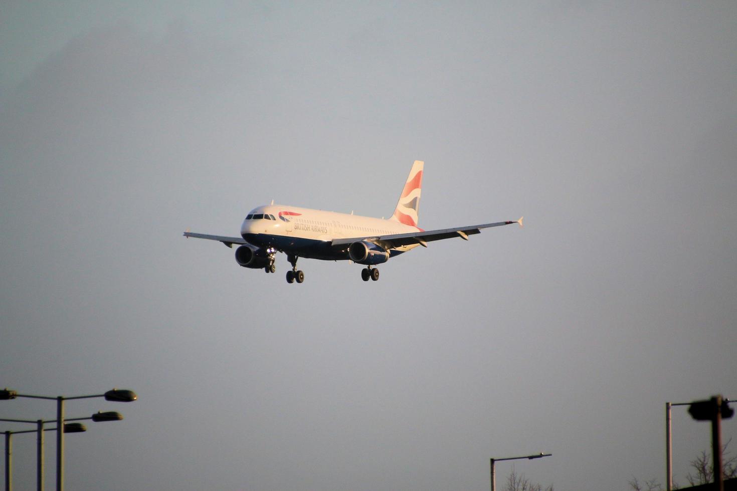 Londres au Royaume-Uni en janvier 2023. Vue d'un avion qui atterrit à l'aéroport d'Heathrow à Londres photo