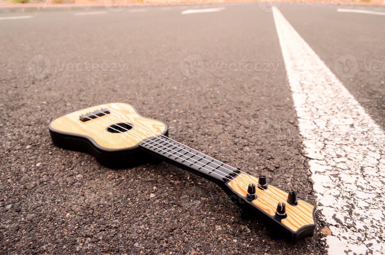 guitare acoustique sur la route photo