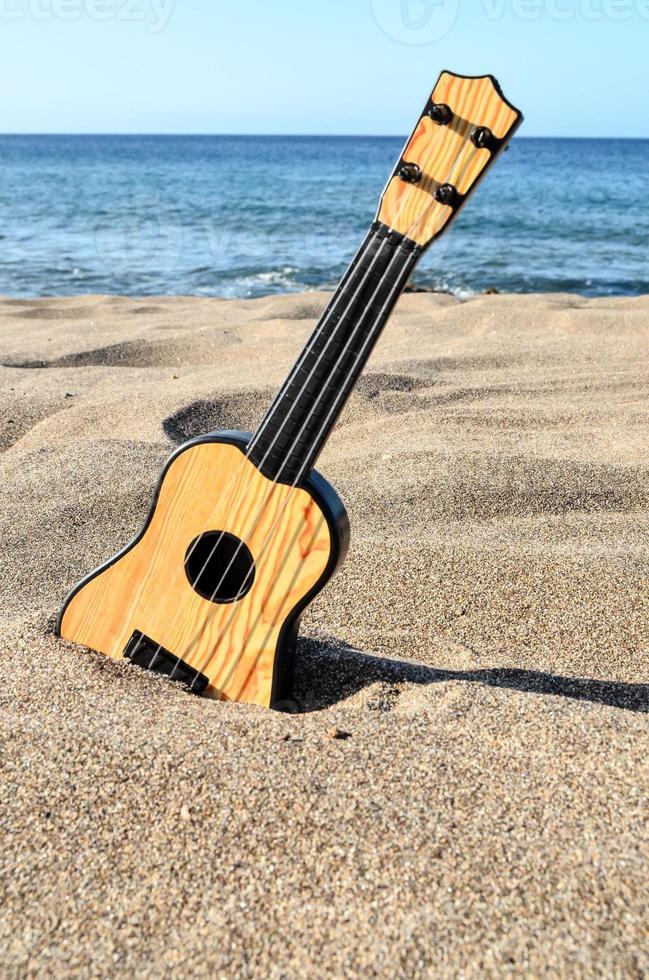 guitare acoustique sur la plage photo