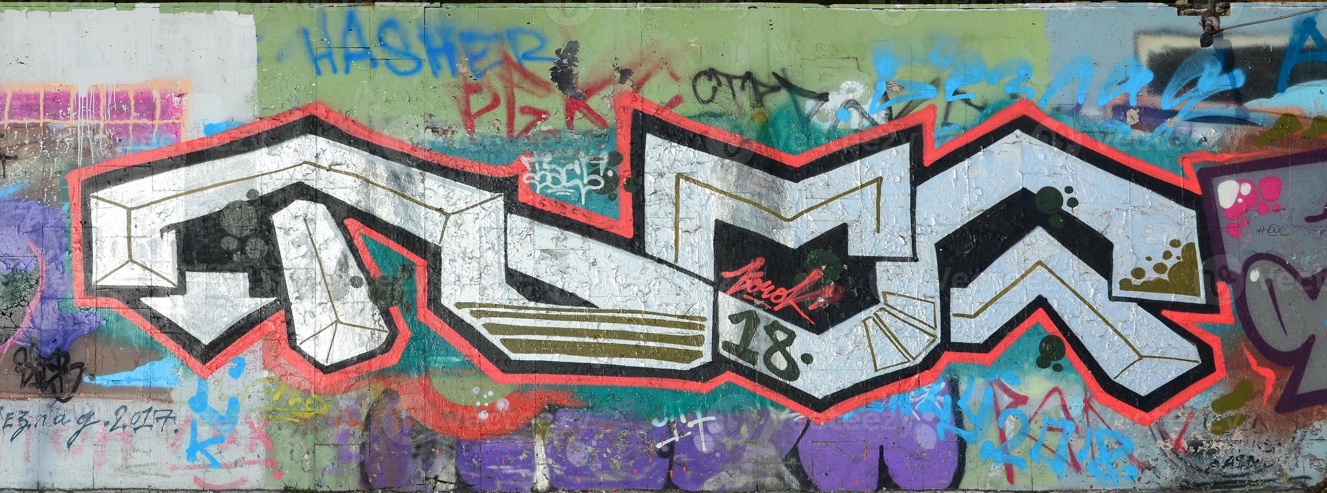 le vieux mur, peint en graffiti de couleur dessinant de la douleur en aérosol rouge photo