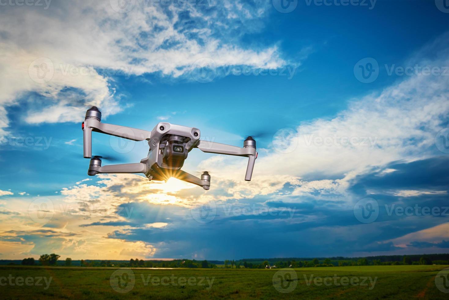 quadcoptère volant dans le ciel photo