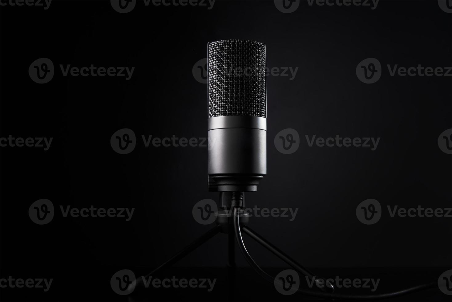 microphone de studio sur fond sombre photo