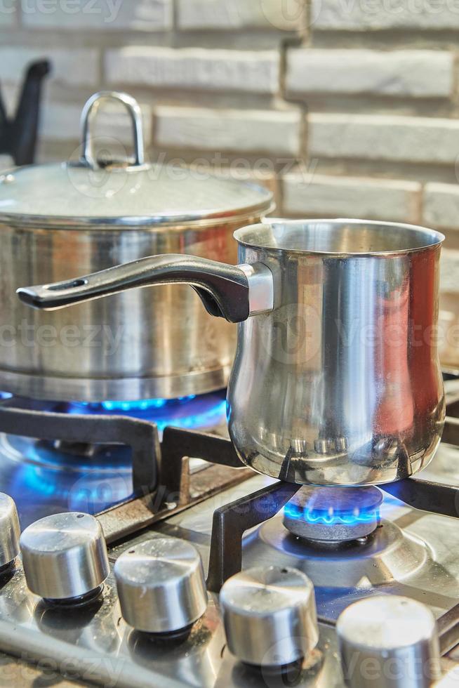 préparer des aliments dans une poêle à frire et des casseroles sur