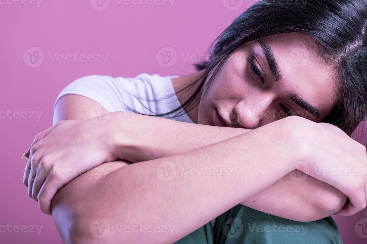 belle jeune femme a mal à la tête photo