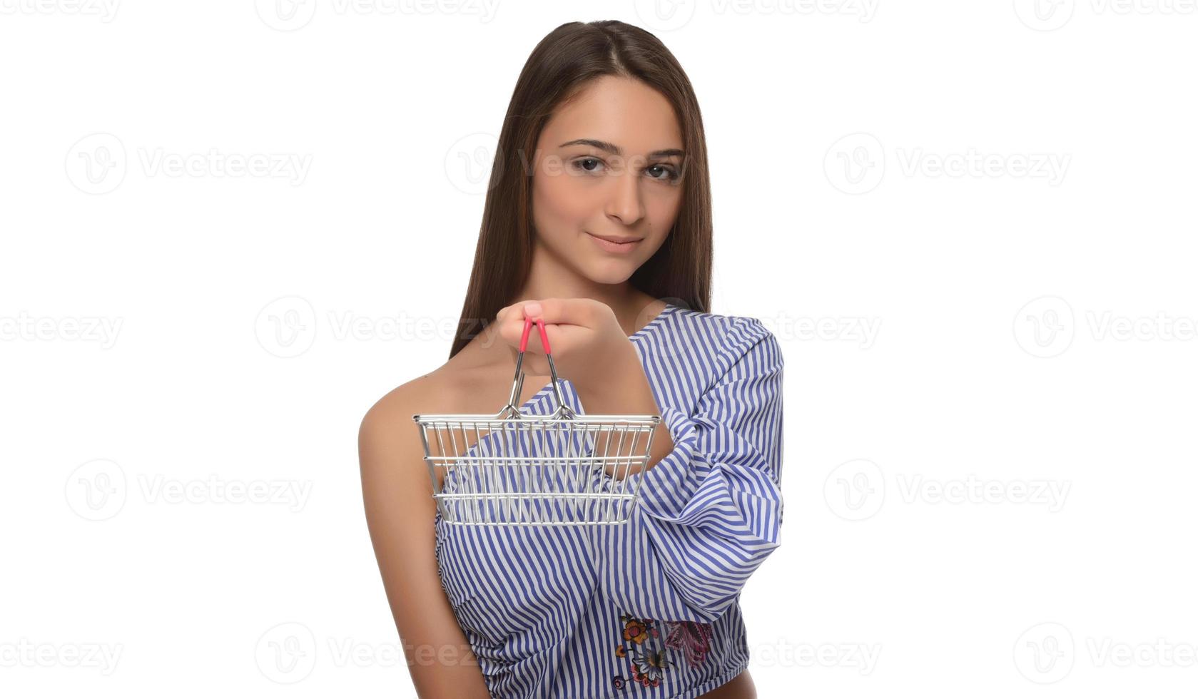 femme a pensé à faire du shopping. fille pense à faire du shopping. la femme choisit où faire l'achat. femme shopper avec mini chariot de supermarché. photo