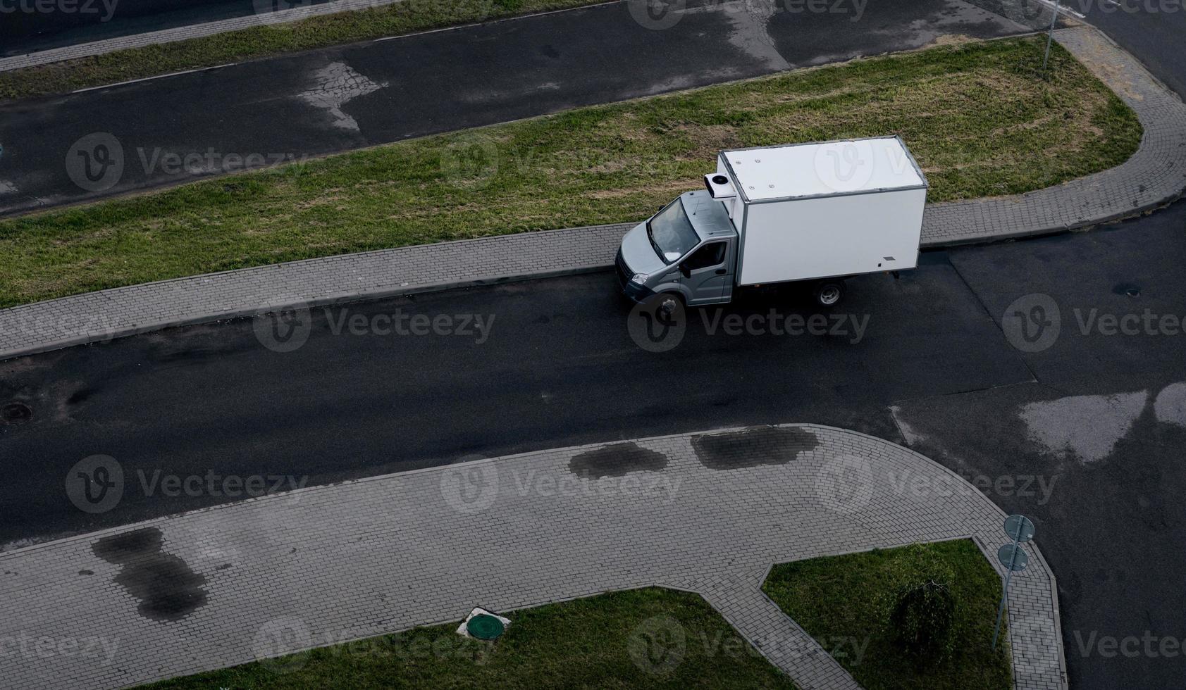 camion avec bannière de maquette vide sur une camionnette. photo