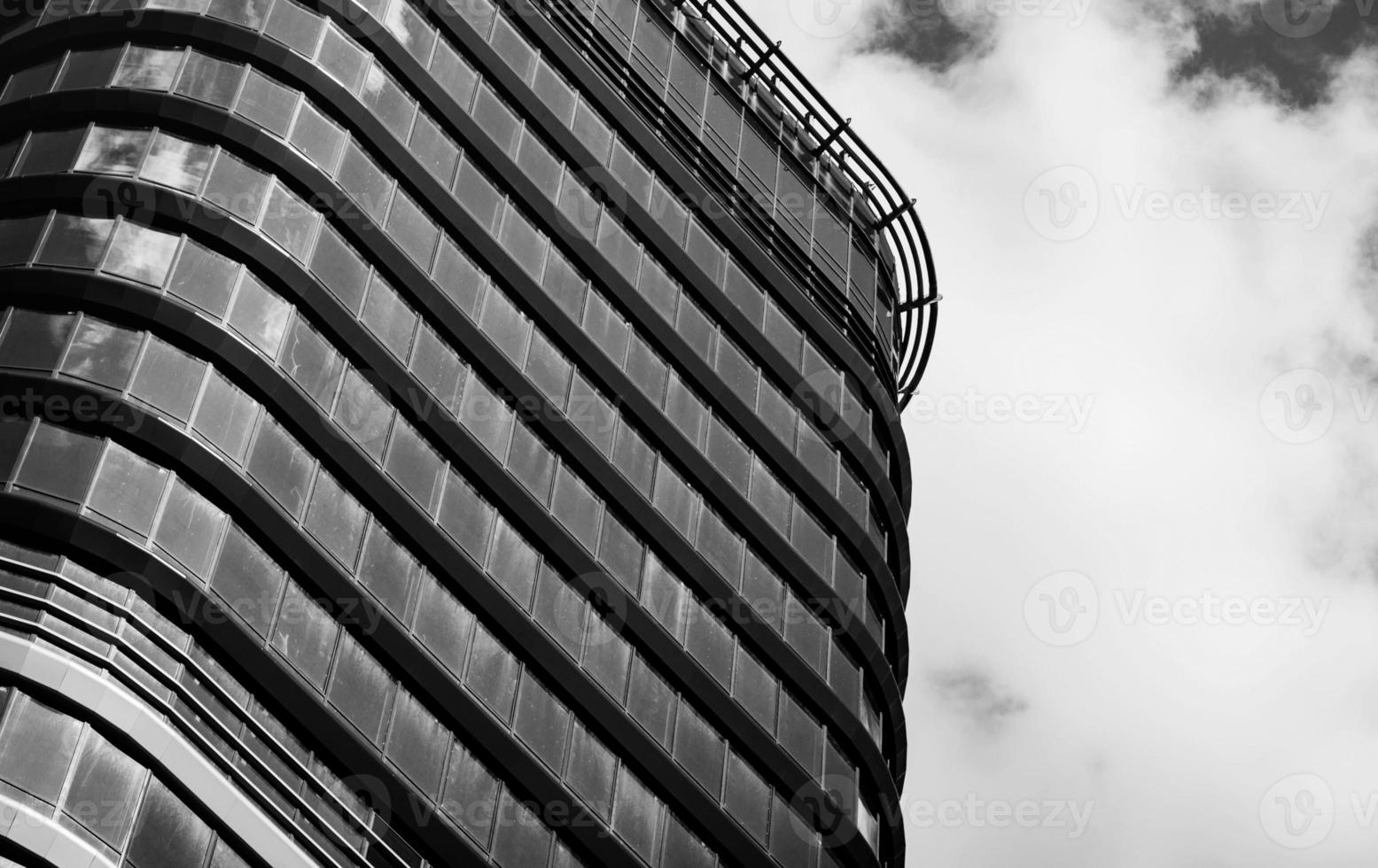 gratte-ciel de construction en verre moderne photo