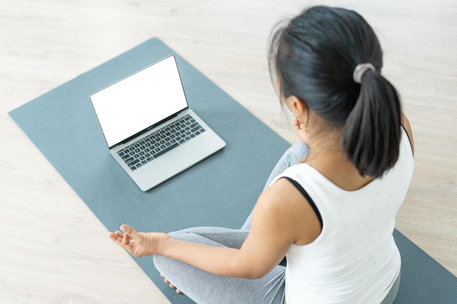 femme pratiquant la méditation sur le parc. femme asiatique faisant des exercices le matin. équilibre, loisirs, relaxation, calme, bonne santé, heureux, se détendre, mode de vie sain, réduire le stress, paisible, attitude photo