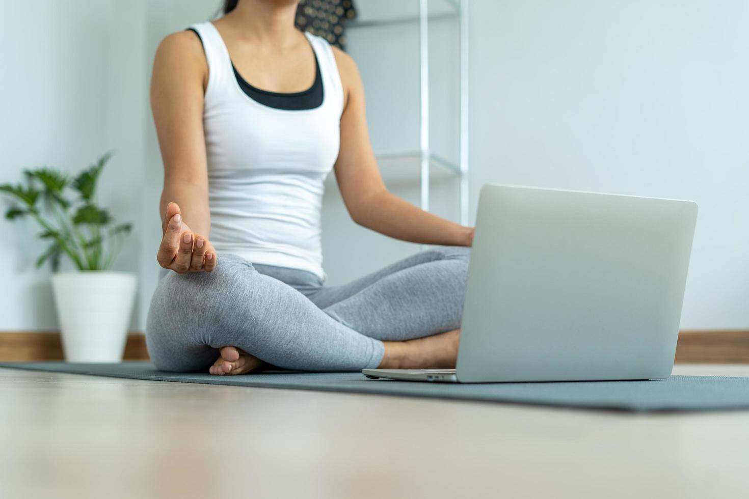 les femmes à la peau brune font des poses de yoga. femme pose une