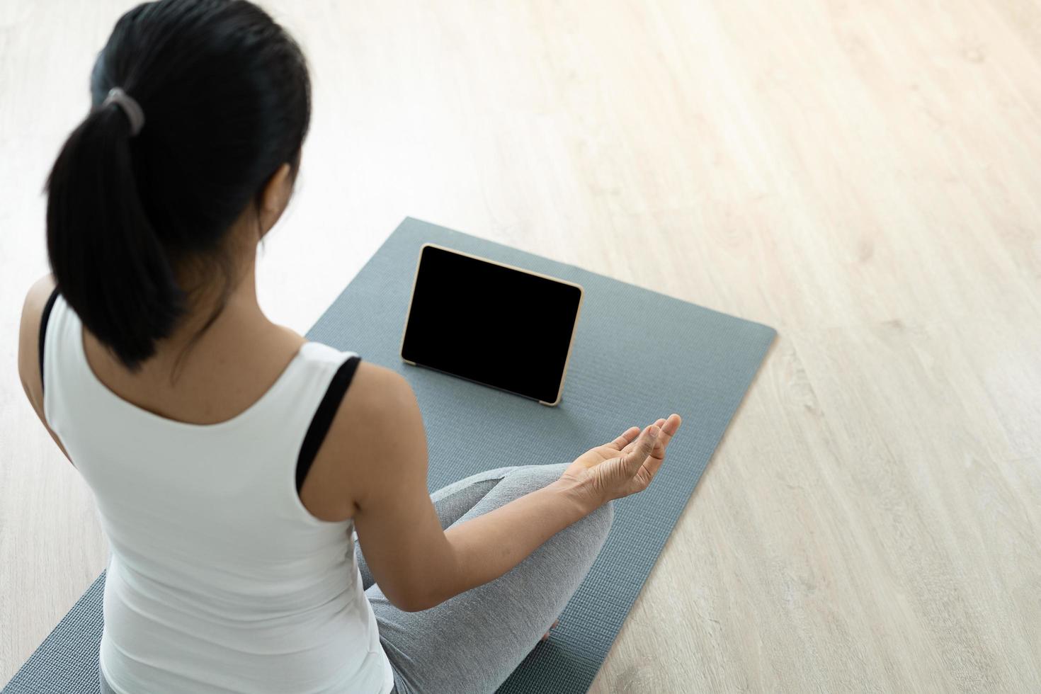 femme pratiquant la méditation sur le parc. femme asiatique faisant des exercices le matin. équilibre, loisirs, relaxation, calme, bonne santé, heureux, se détendre, mode de vie sain, réduire le stress, paisible, attitude photo