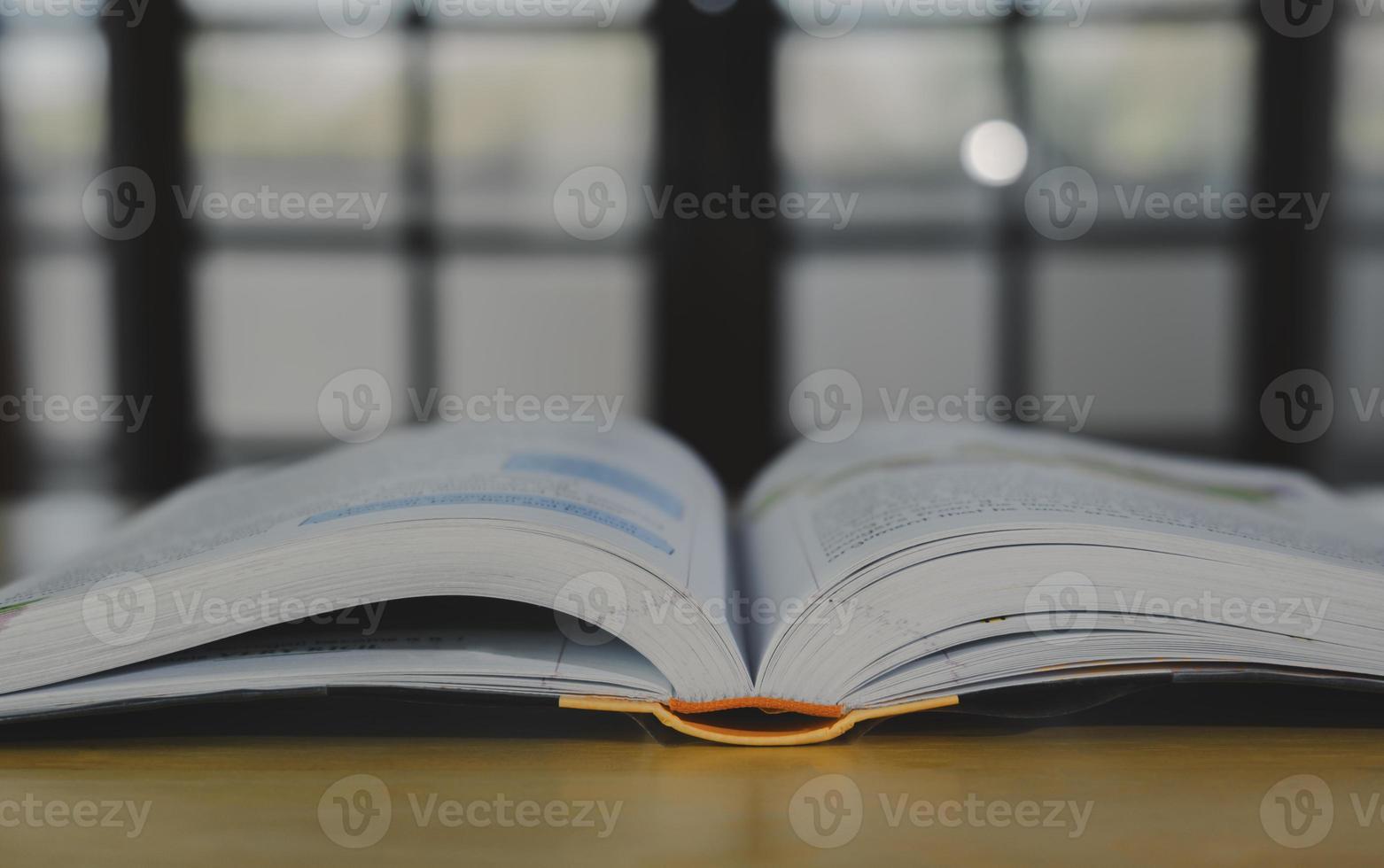 pile ou pli de vieux livres vintage sur table en bois. concept d'apprentissage, d'éducation et d'étude. l'un d'eux s'ouvre avec un espace de copie. photo