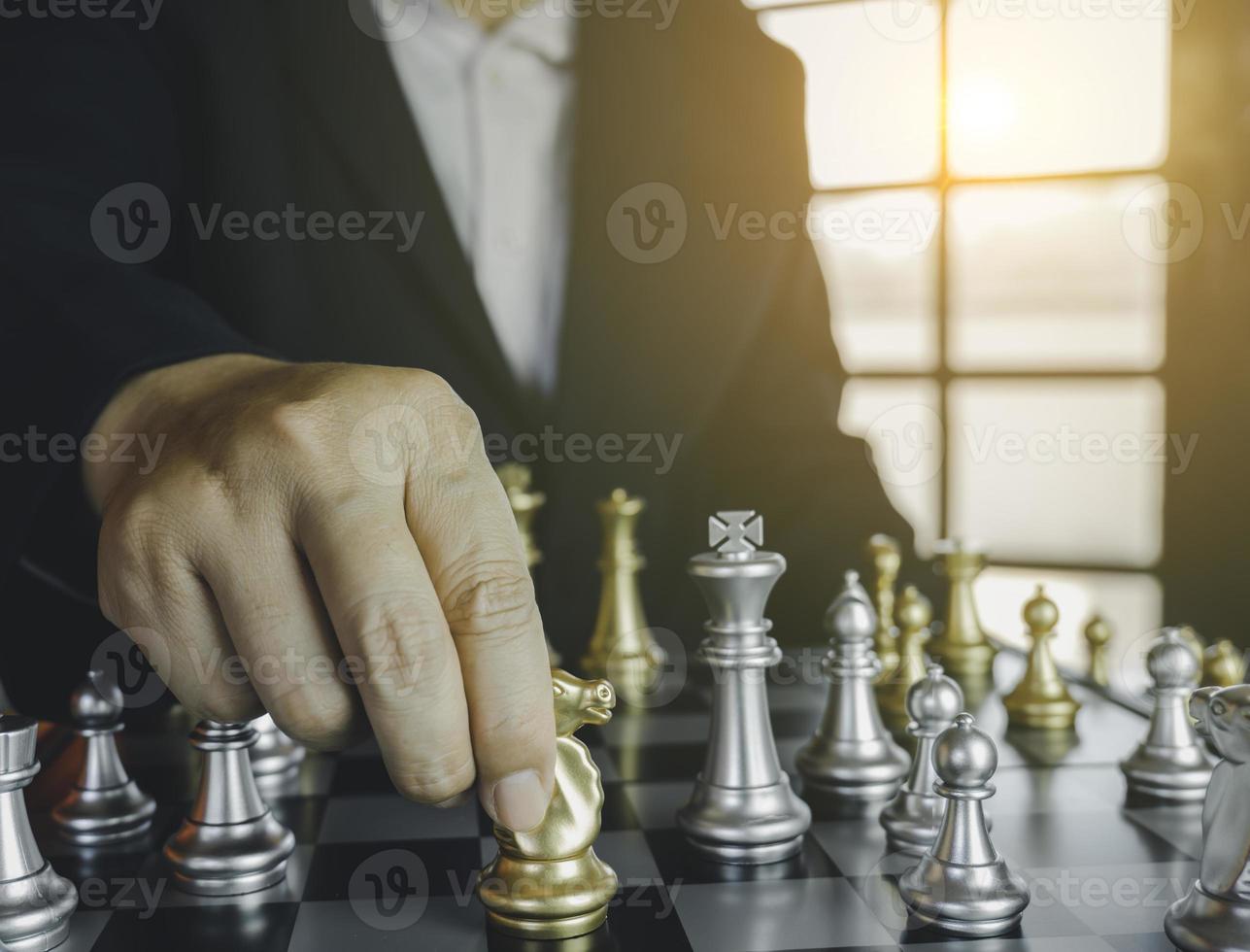 homme d'affaires concentré développant le jeu d'échecs, la stratégie, jouant au jeu de société pour gagner une concentration et une réflexion intelligentes tout en jouant aux échecs. concept d'apprentissage, de tactique et d'analyse. photo