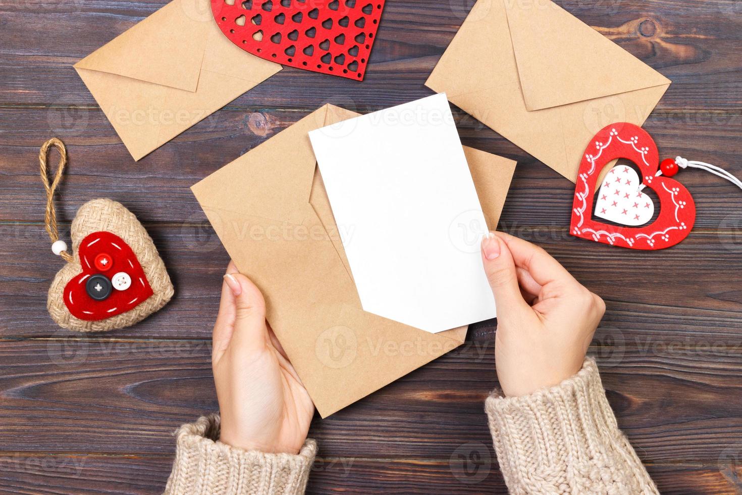 enfant tenant une lettre avec un coeur en papier rouge, une lettre