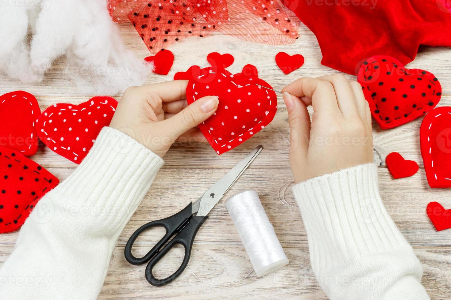 peluche rouge en forme de coeur faite à la main, saint valentin, relation amoureuse, mode de vie sain, beau cadeau, concept d'amour et de soins de santé. vacances décorer saint valentin photo