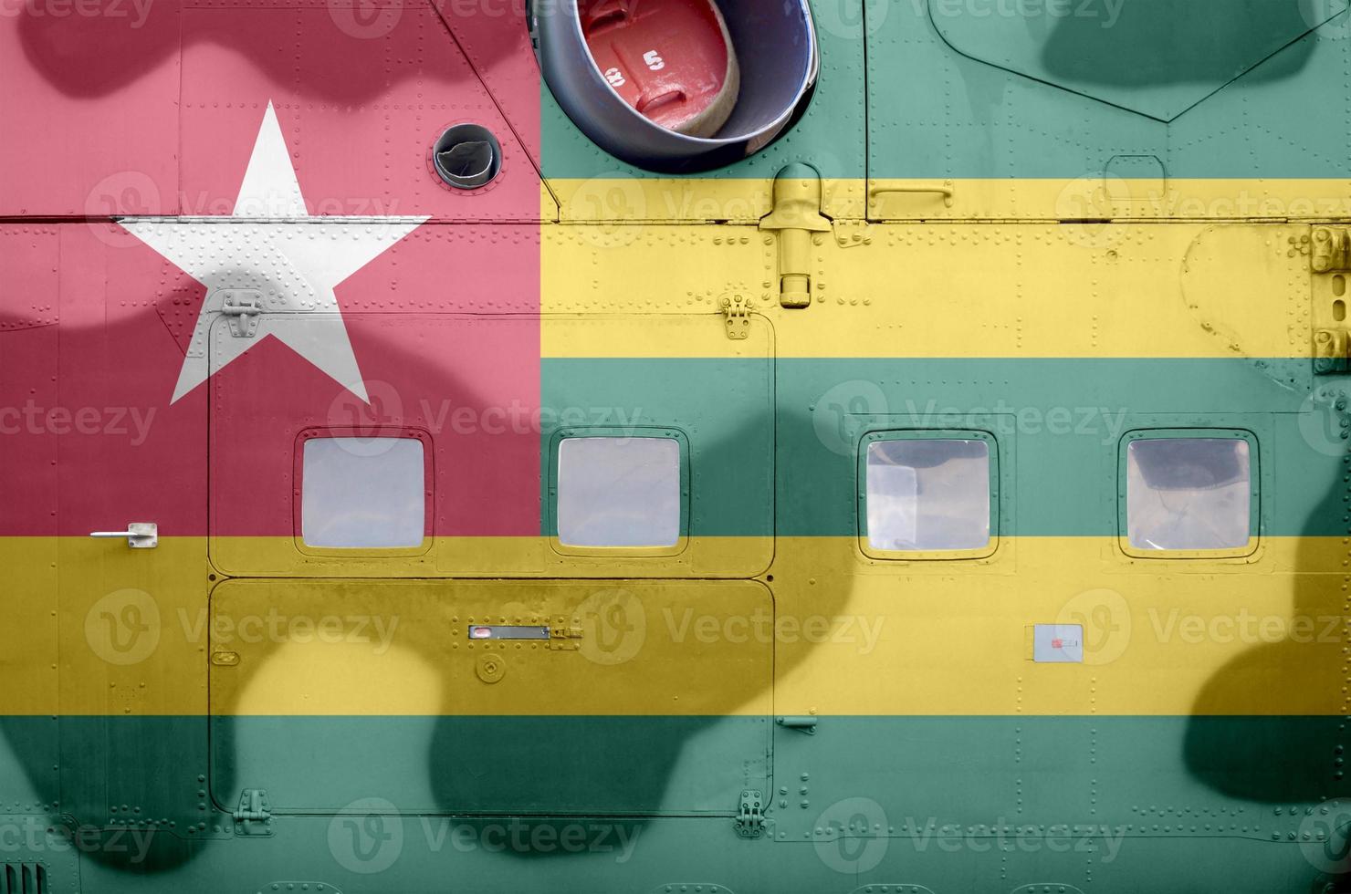 drapeau togo représenté sur la partie latérale d'un gros plan d'hélicoptère blindé militaire. arrière-plan conceptuel des avions des forces armées photo