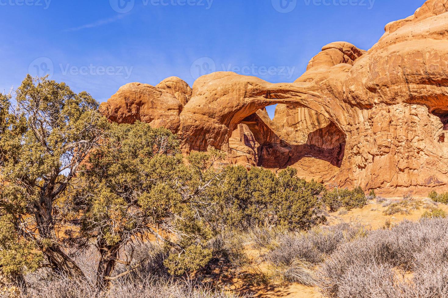 photo panoramique des merveilles naturelles et géologiques du parc national des arches dans l'utah en hiver