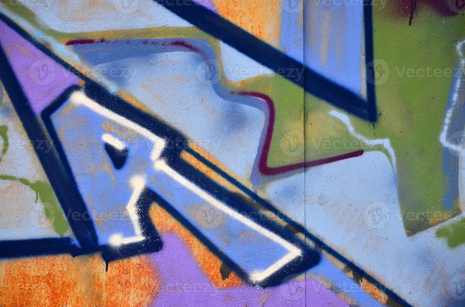 quelques éléments d'un grand motif graffiti composite sur le mur, réalisé avec différentes couleurs de peintures aérosols photo