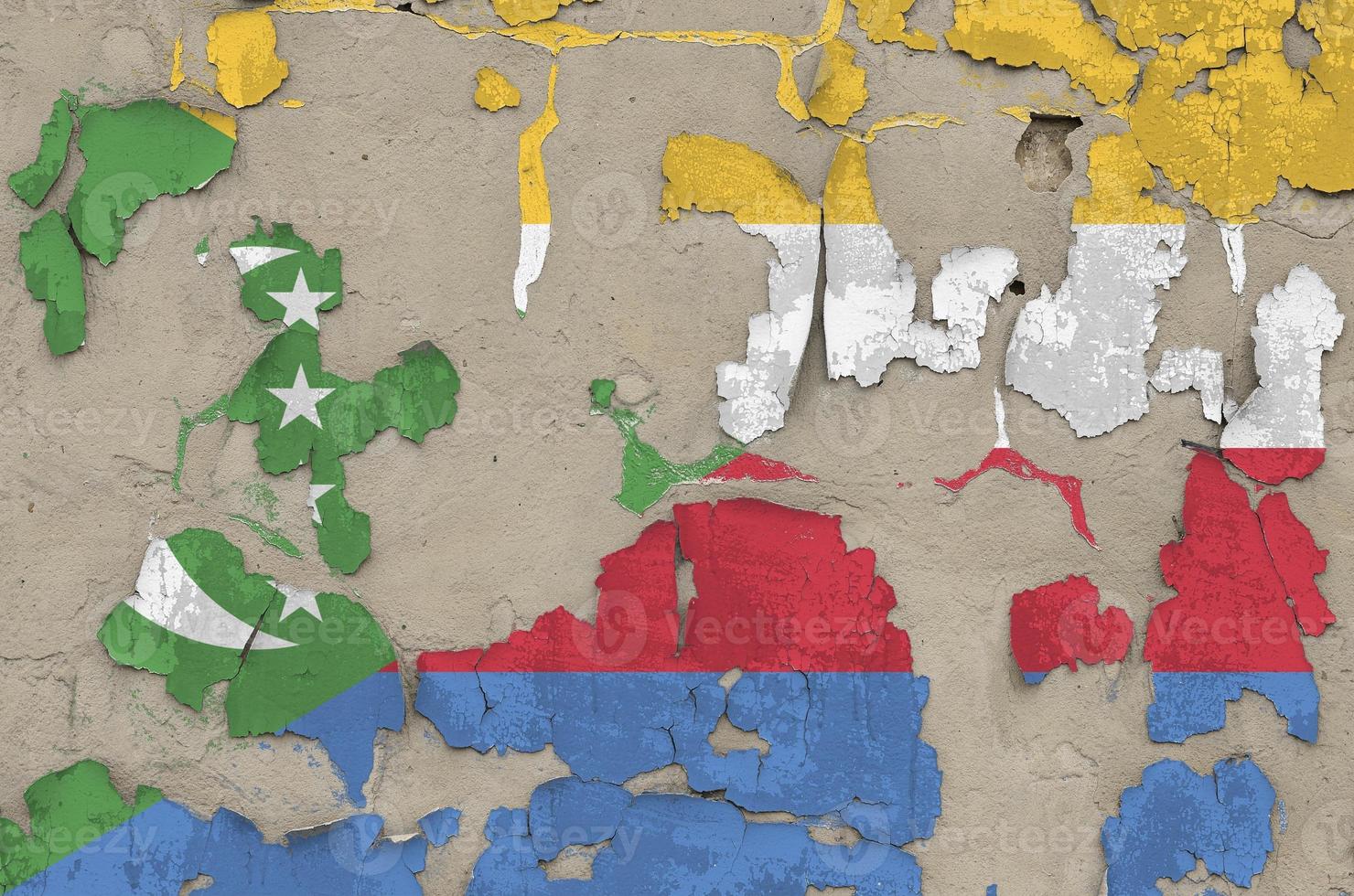 drapeau des comores représenté dans des couleurs de peinture sur un vieux mur de béton désordonné obsolète. bannière texturée sur fond rugueux photo