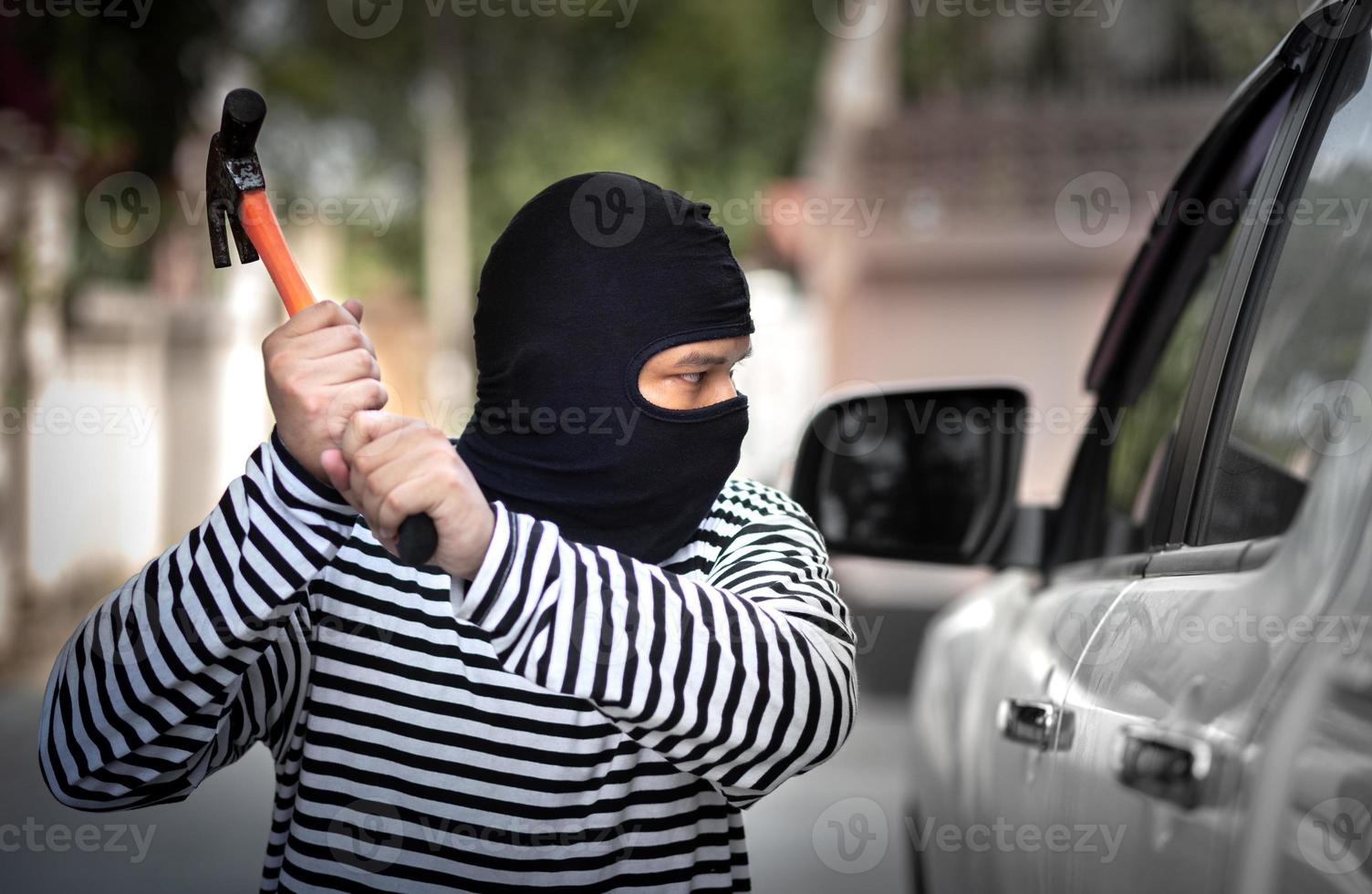 voleur de voiture détourner et voler ou voler de l'argent dans la voiture et la voiture casser la fenêtre de la porte sans alarme de voiture travail criminel illégal et violent photo