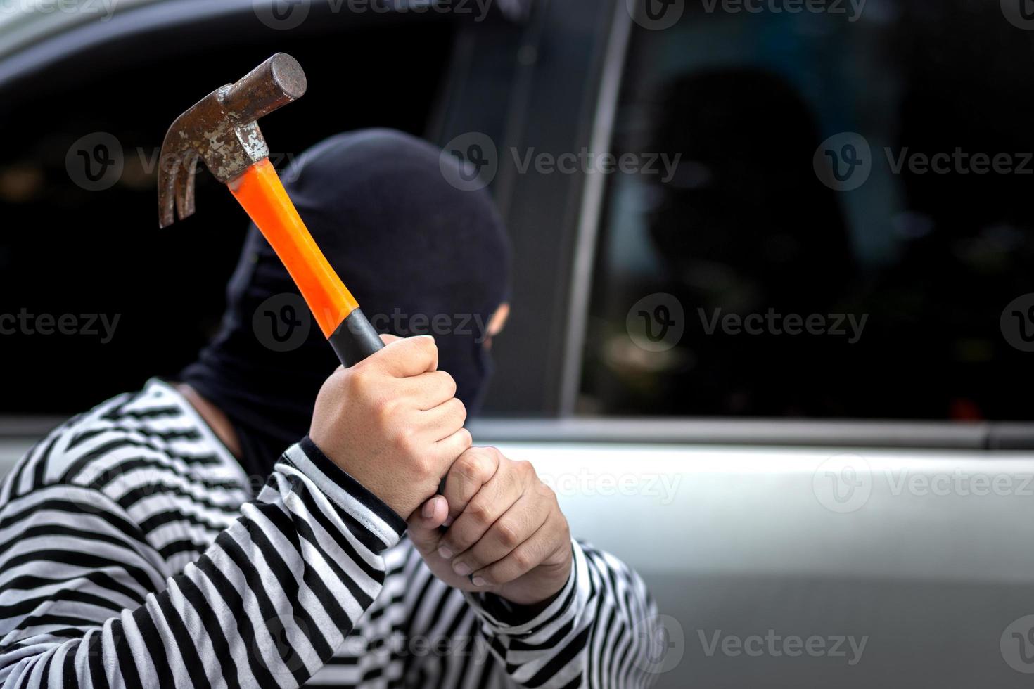 voleur de voiture détourner et voler ou voler de l'argent dans la voiture et la voiture casser la fenêtre de la porte sans alarme de voiture travail criminel illégal et violent photo