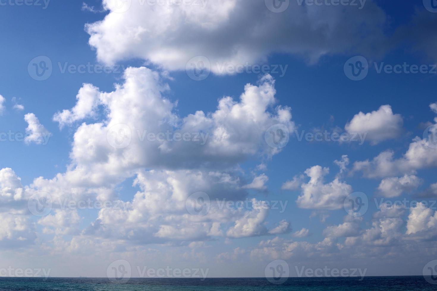 nuages de pluie dans le ciel au-dessus de la mer méditerranée dans le nord d'israël. photo