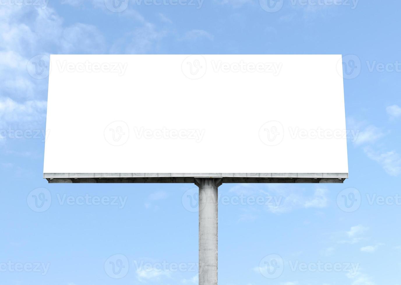 panneau d'affichage extérieur sur fond de ciel bleu avec maquette de fond blanc. chemin de détourage photo