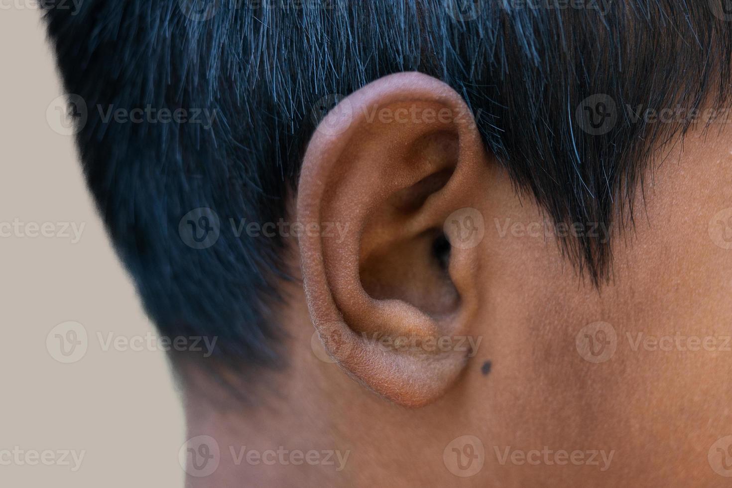 oreille humaine - gros plan sur l'oreille d'un homme, sa partie du corps aide à entendre les ondes sonores. photo