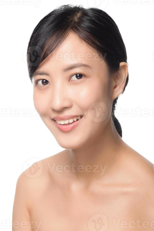 portrait de la belle jeune femme asiatique propre concept de peau nue fraîche. fille asiatique beauté visage soins de la peau et santé bien-être, soin du visage, peau parfaite, maquillage naturel sur fond blanc photo