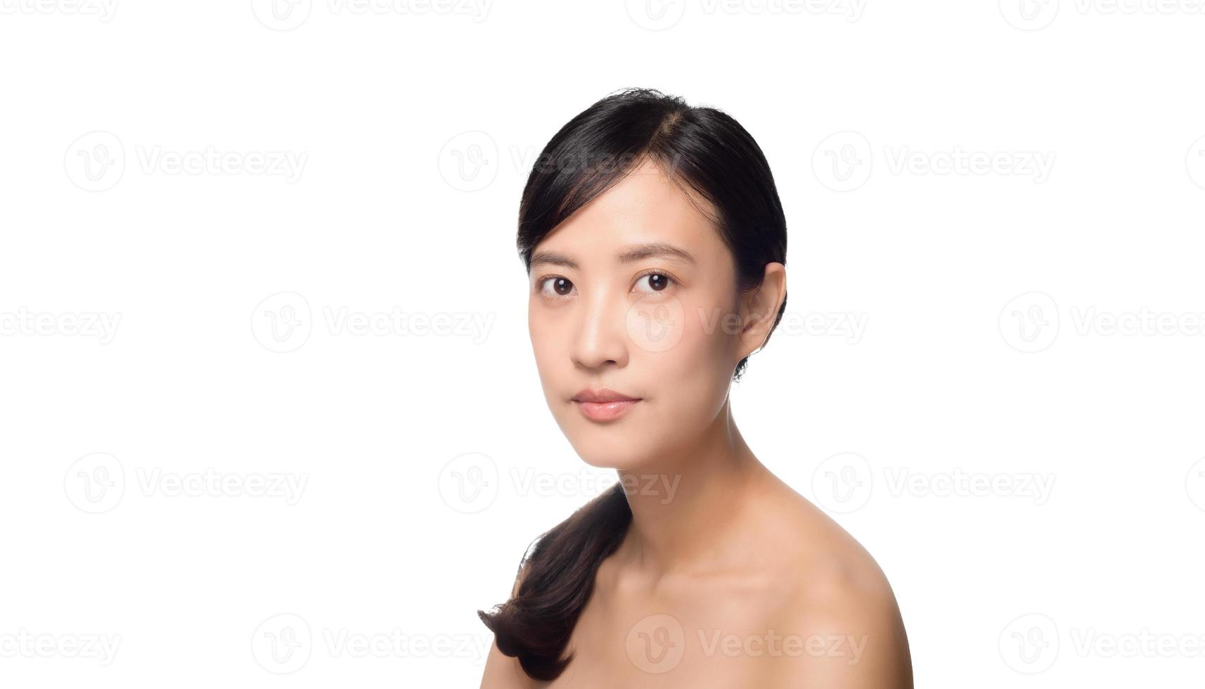 portrait de la belle jeune femme asiatique propre concept de peau nue fraîche. fille asiatique beauté visage soins de la peau et santé bien-être, soin du visage, peau parfaite, maquillage naturel sur fond blanc photo