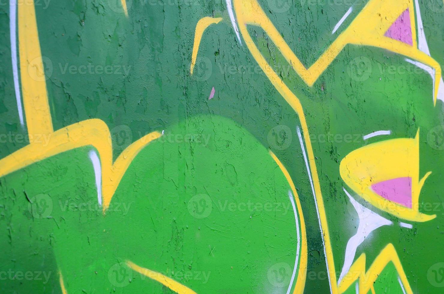 fragment de dessins de graffitis. le vieux mur décoré de taches de peinture dans le style de la culture de l'art de la rue. texture de fond coloré photo