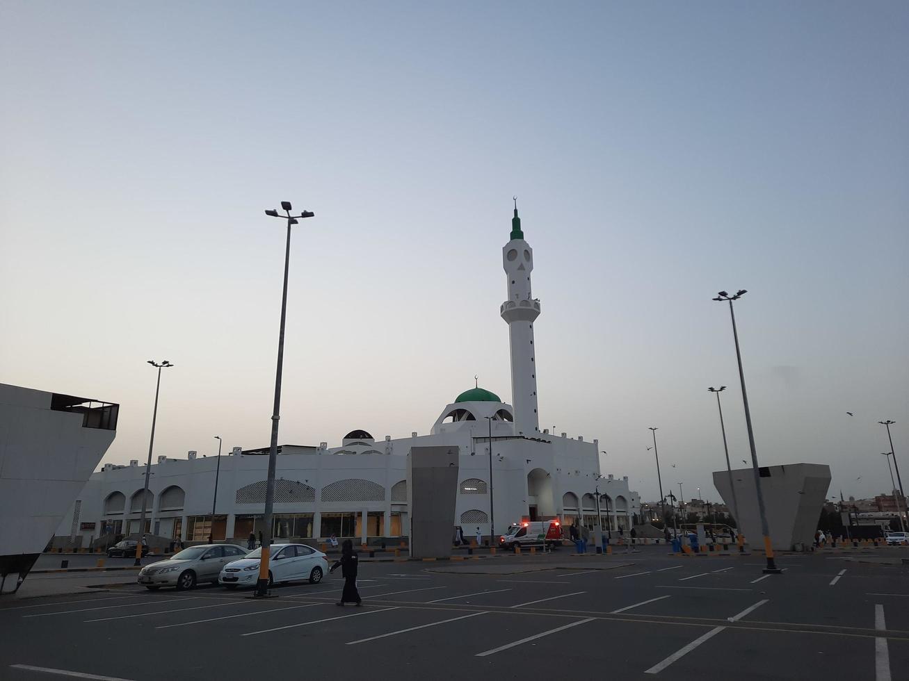 médina, arabie saoudite, décembre 2022 - belle vue sur la mosquée bilal à médina, arabie saoudite. la mosquée bilal est située à une certaine distance de masjid al-nabawi. photo