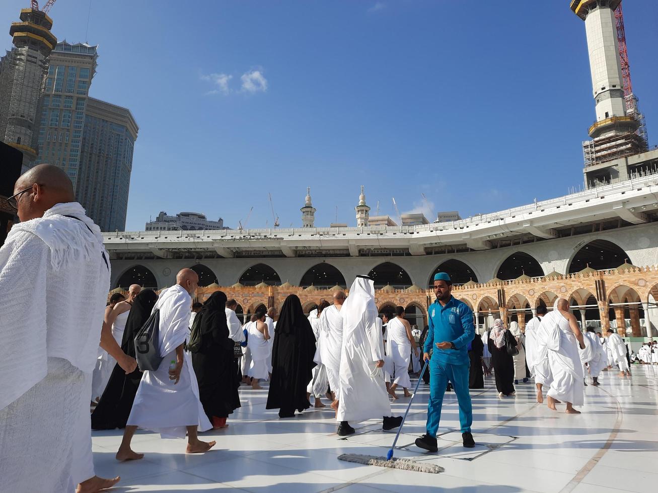 mecque, arabie saoudite, janvier 2023 - belle vue intérieure de masjid al-haram, mecque, arabie saoudite. des pèlerins du monde entier exécutent le tawaf. photo