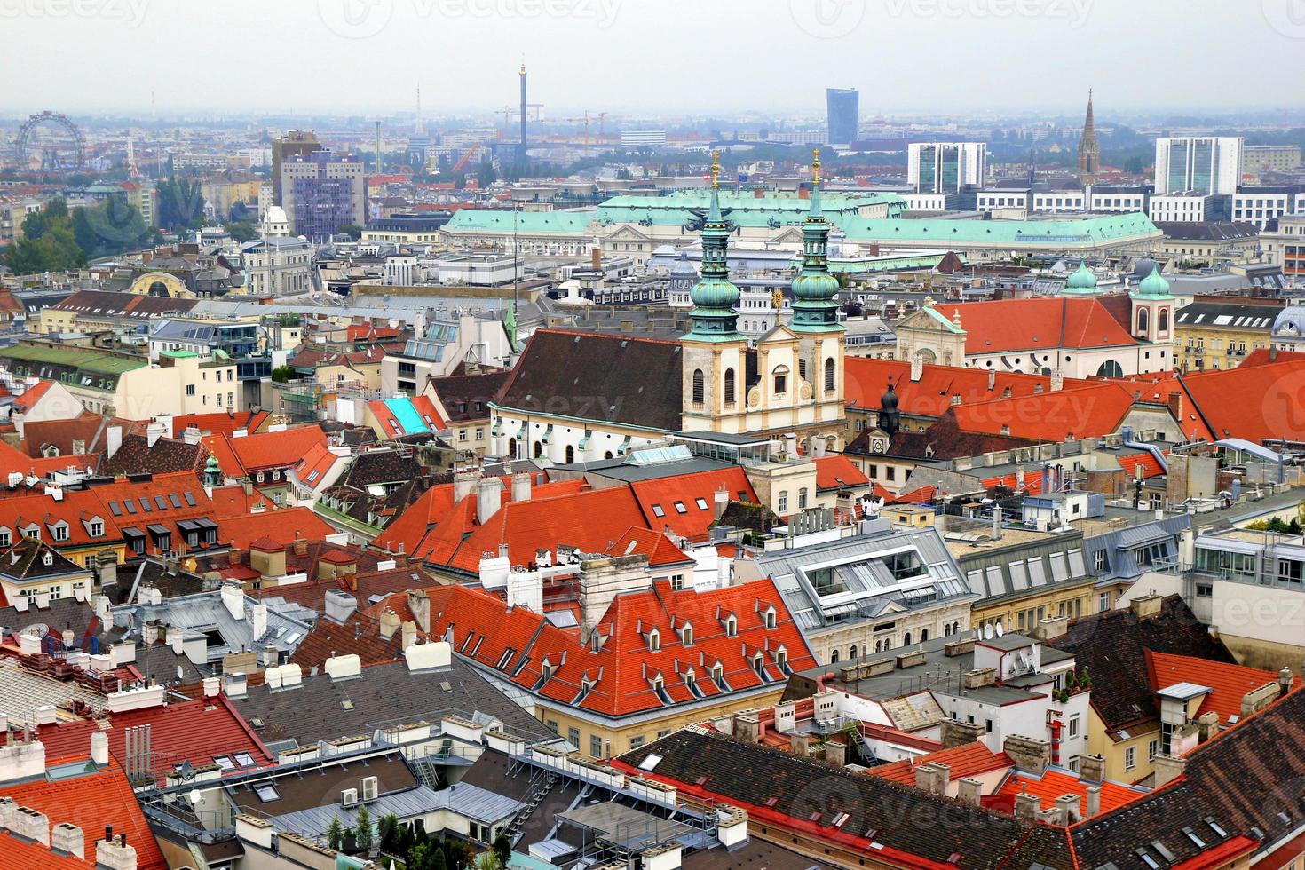 Voyage à Vienne, Autriche. la vue sur la ville et les toits des maisons. photo