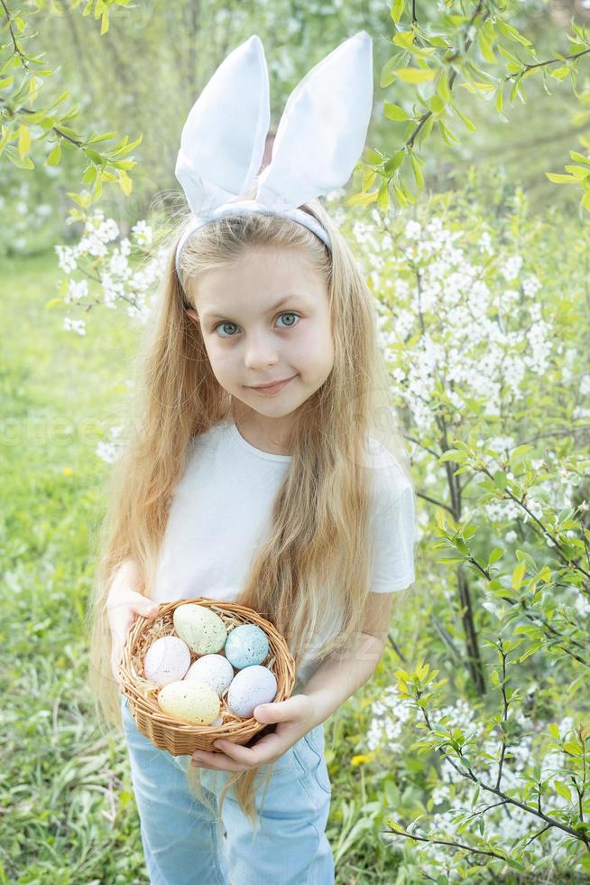 mignon petit enfant portant des oreilles de lapin le jour de pâques photo