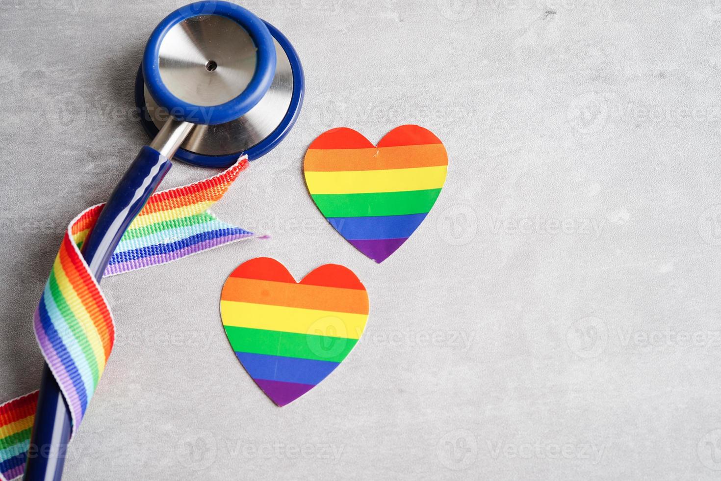 symbole lgbt, stéthoscope avec ruban arc-en-ciel, droits et égalité des sexes, mois de la fierté lgbt en juin. photo