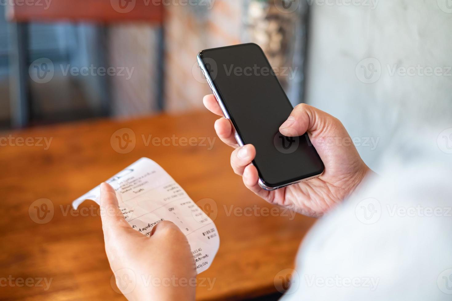 mains d'une femme utilisant un téléphone intelligent mobile pour payer la facture d'électricité, l'investissement, le transfert d'argent, la finance d'entreprise, le concept de dépenses photo