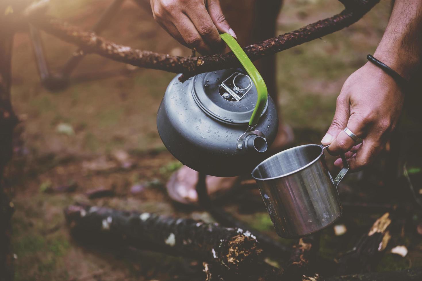 voyage nature se détendre pendant les vacances. camping en montagne dans la nature sauvage en saison des pluies. photo