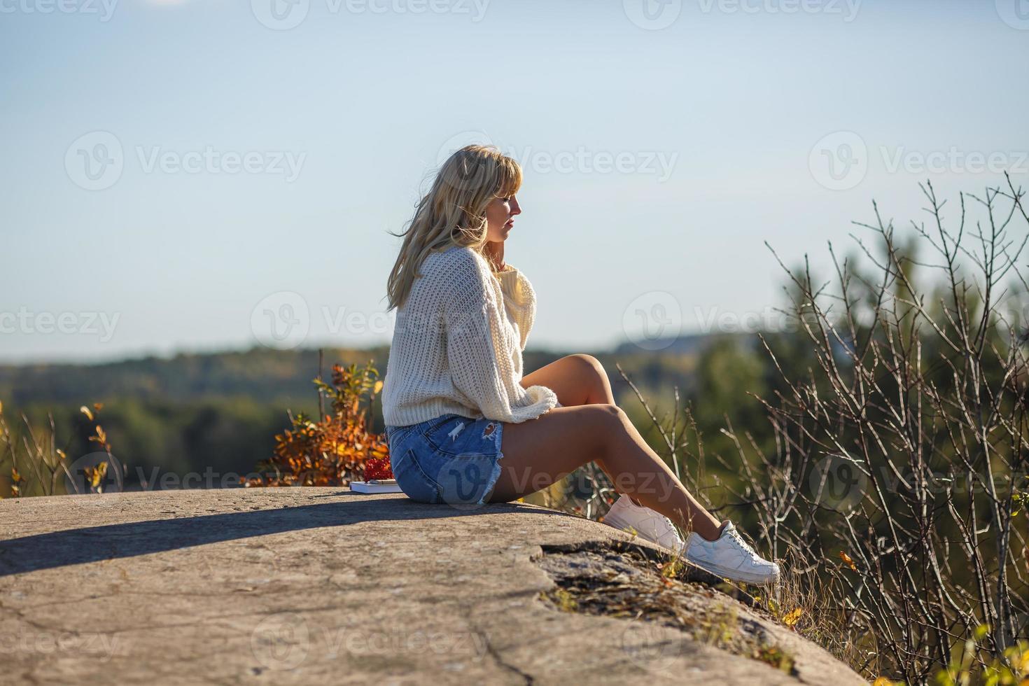 vue aérienne sur une fille reste sur une structure en ruine rocheuse ou en béton photo