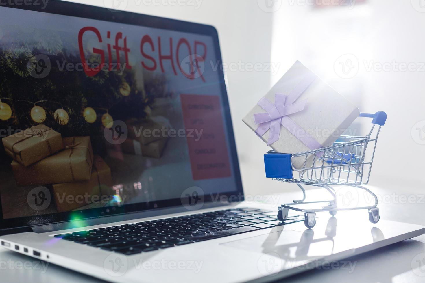 panier avec boîte-cadeau sur le clavier de l'ordinateur. photo